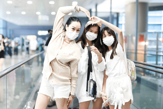 魅力|钟丽缇与女儿走机场，针织开衫配白色短裤超洋气，母女美如姐妹花