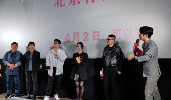 身材|窦靖童独自走机场，穿长袖皮鞋太时髦，剪齐耳短发跟王菲一模一样