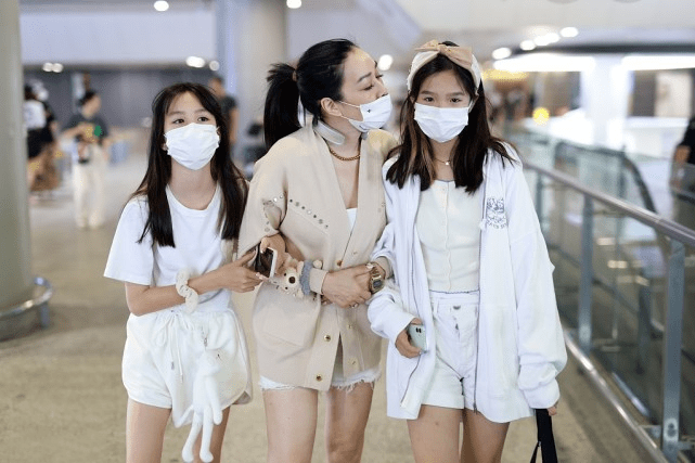 魅力|钟丽缇与女儿走机场，针织开衫配白色短裤超洋气，母女美如姐妹花