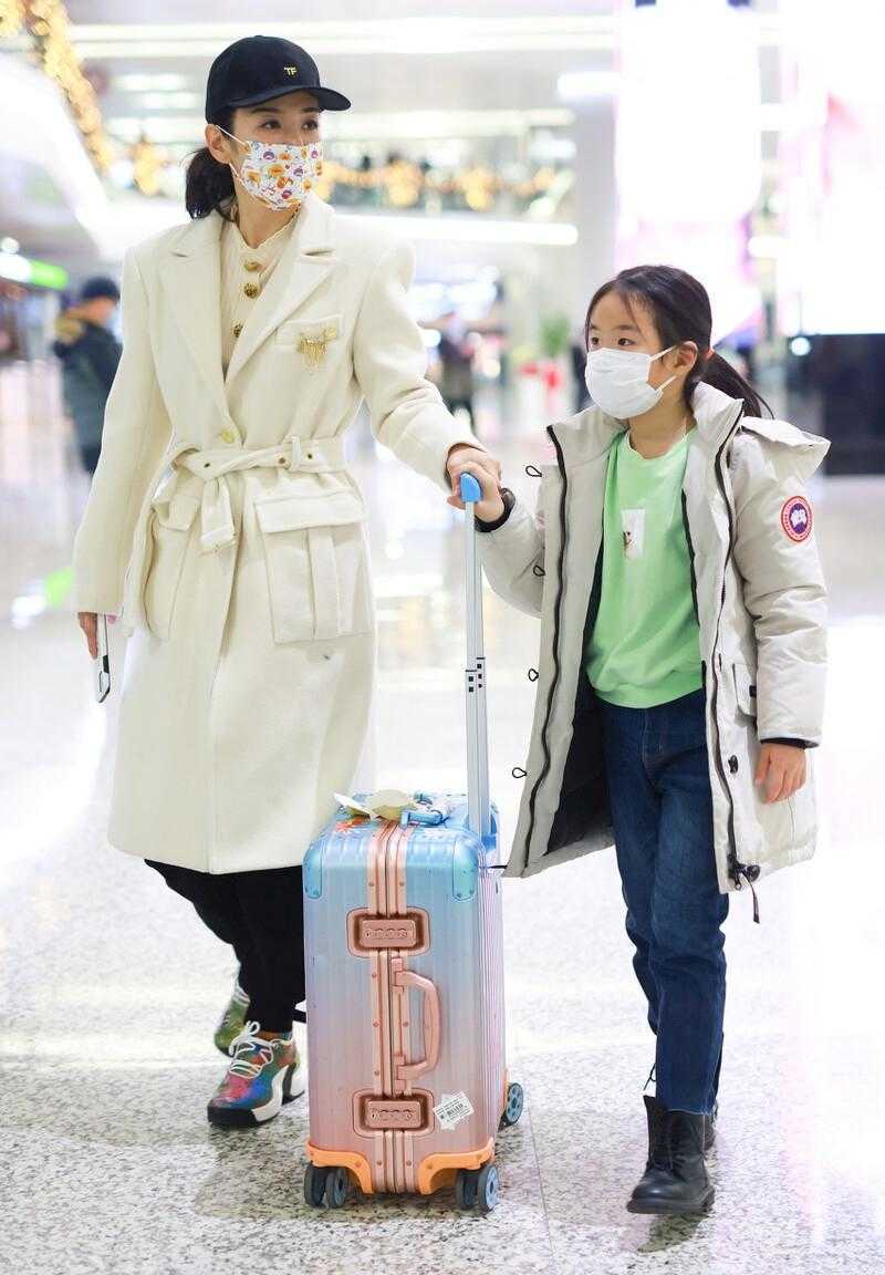 黄奕|黄奕独自带女儿走机场,穿米色大衣配运动鞋,和女儿更像姐妹