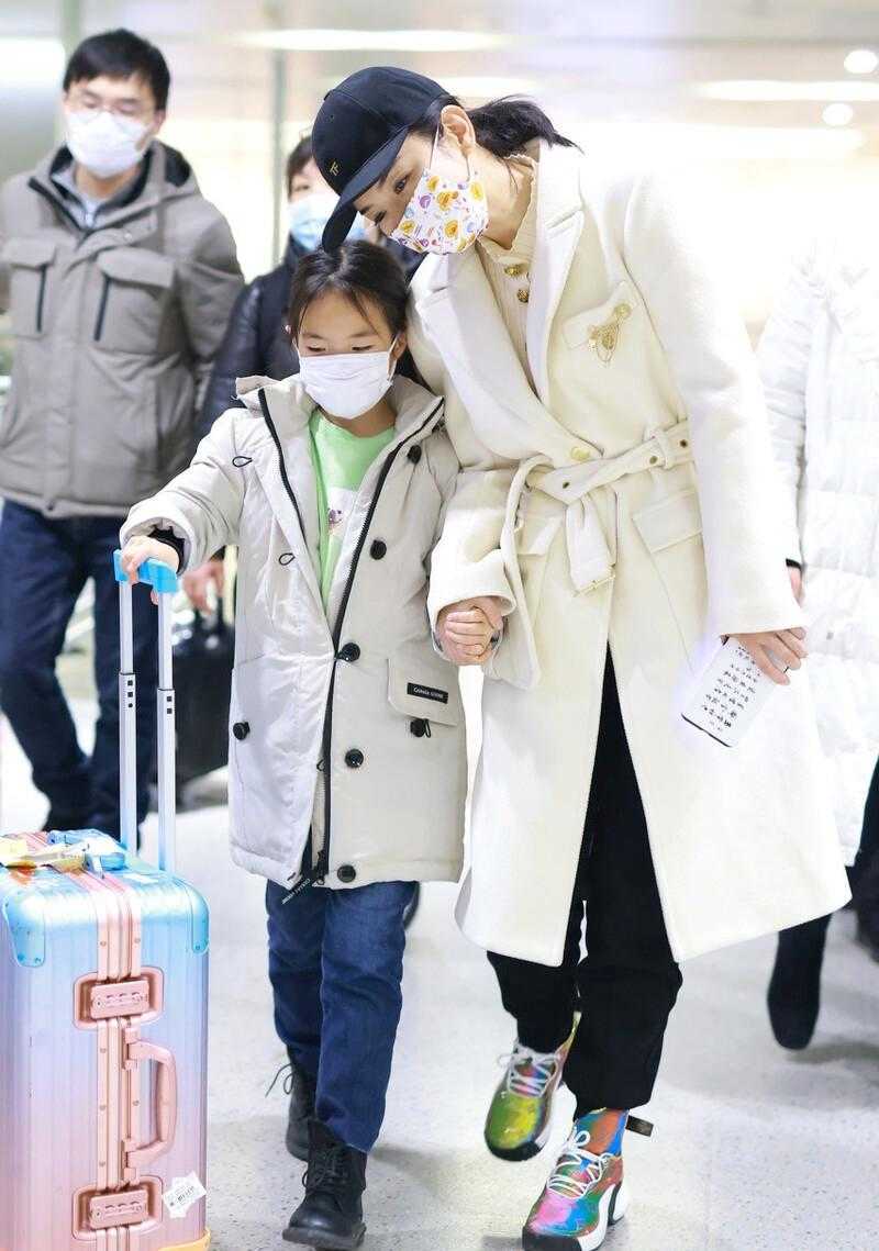 黄奕|黄奕独自带女儿走机场,穿米色大衣配运动鞋,和女儿更像姐妹