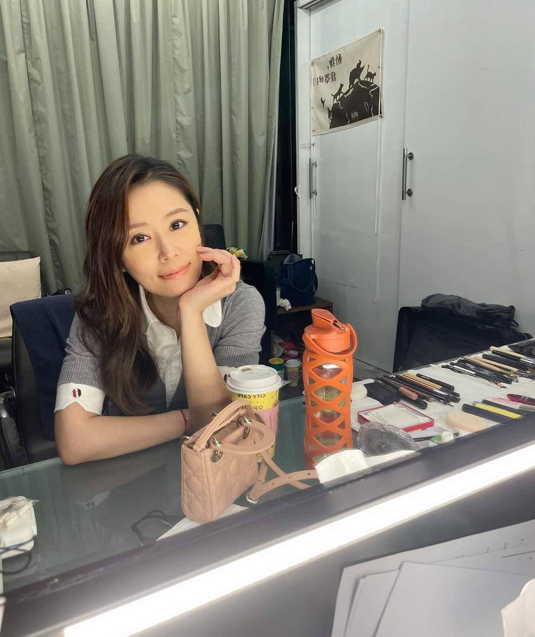 林心如|林心如上班真奢侈，穿上千针织衫拎4万包，难怪被吐槽“铁公鸡”