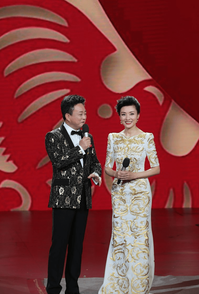 美眉|周涛的搭配太适合方领女人，不仅优雅还显脸小，气场太大气
