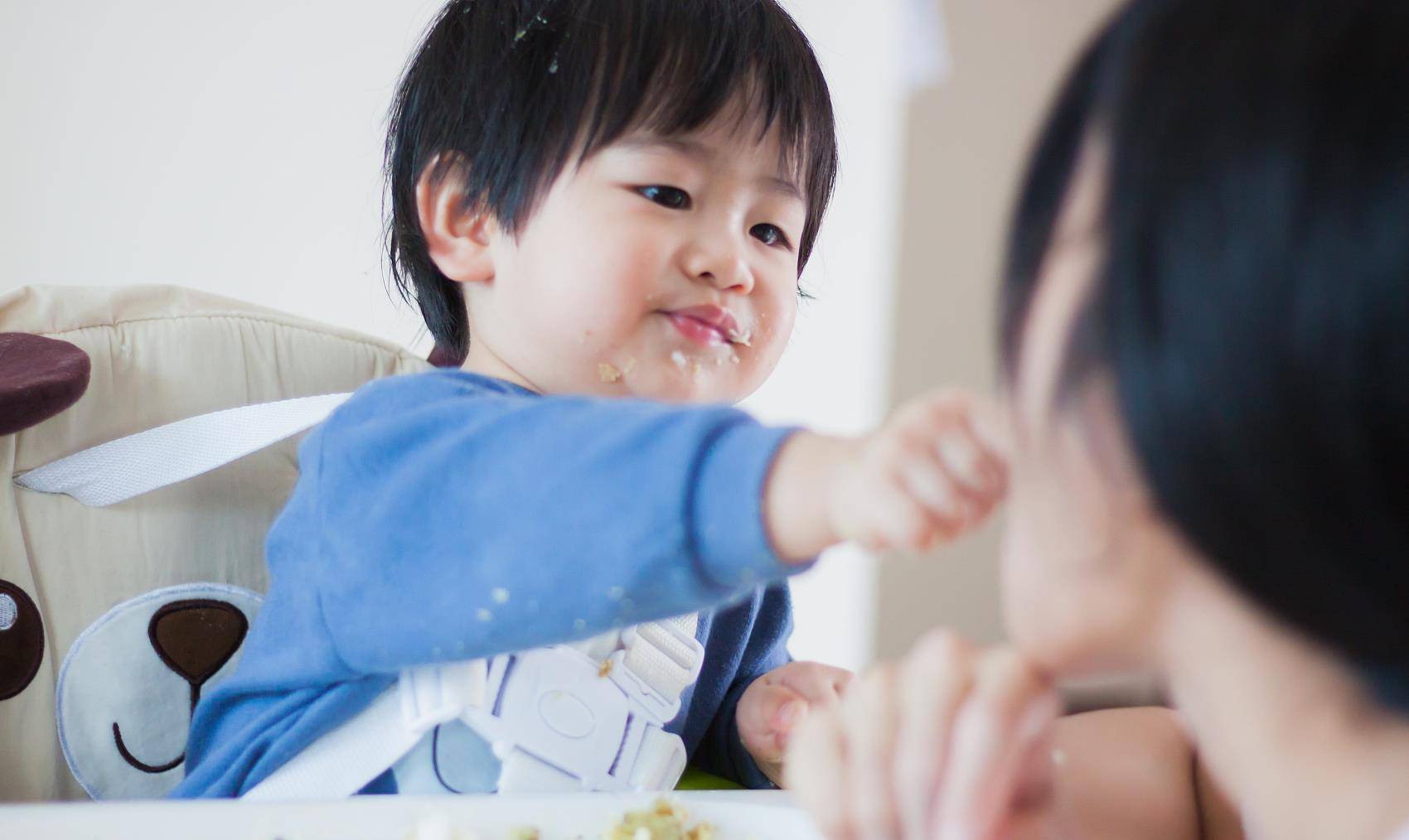 独立|孩子在入园前,家长要重点培养娃“独立吃饭”,别等入园后才着急