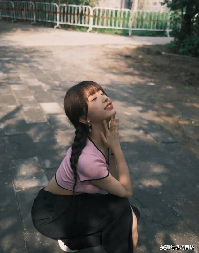 演艺圈|虞书欣又瘦了！超短T恤露出纤细蛮腰，性感又时髦