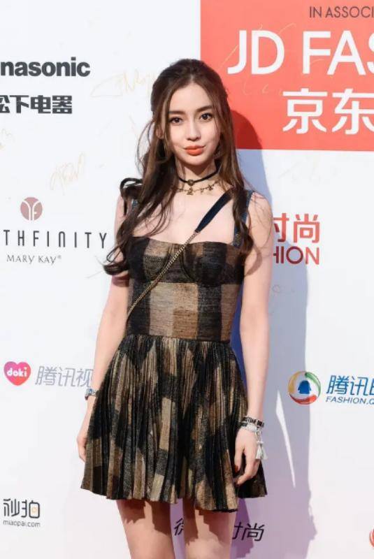 设计|杨颖这腿长得“过分”，红色小短裙穿出姣好比例，身材好到像P的