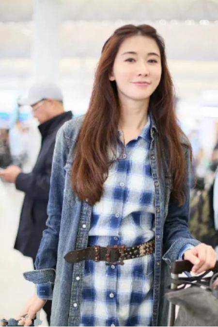 颜色|林志玲的美真是藏不住,格纹衬衫配牛仔裤,双腿纤细造型很加分
