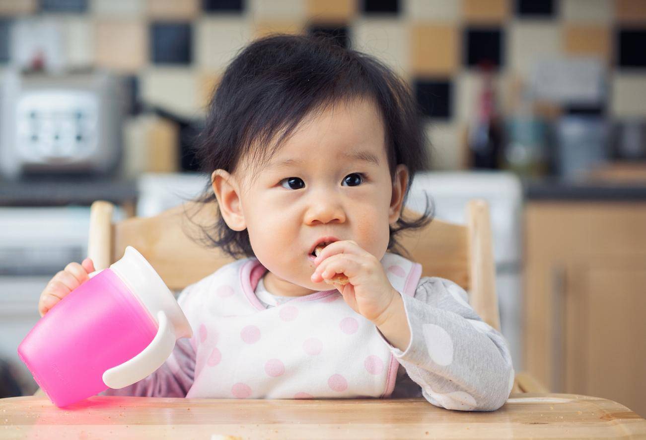 独立|孩子在入园前,家长要重点培养娃“独立吃饭”,别等入园后才着急