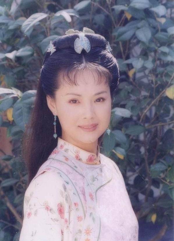她是李幼斌的前妻,离婚15年,曾经的美人落魄成这样