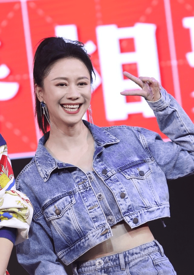 身材|倪虹洁的变化可真大，笑容灿烂却略显沧桑，知性美感更迷人