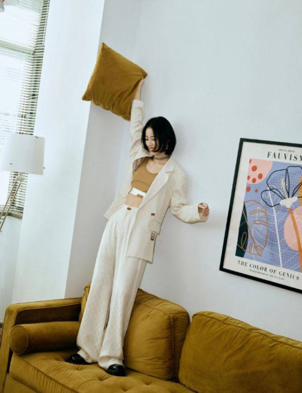 直角|周雨彤的“直角肩”有多绝？当她穿上挂脖裙，双肩能当三角板