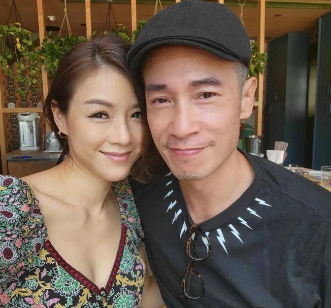合体|陈茵媺夫妇罕见合体出游,穿短裙似女团,50岁陈豪头发花白老太快