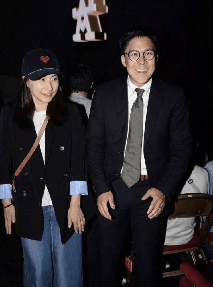 郭晶晶|郭晶晶低调赴日本，穿运动装拉28寸老款行李箱，真像返校的大学生