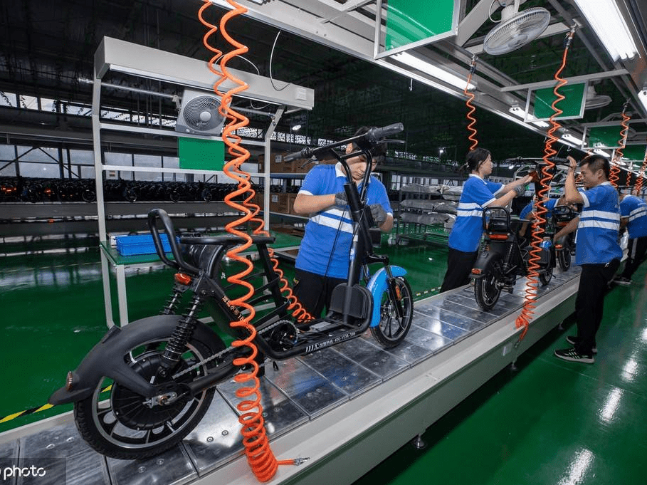 1/ 12 工作人员在山西小彬车业有限公司组装共享电动自行车.