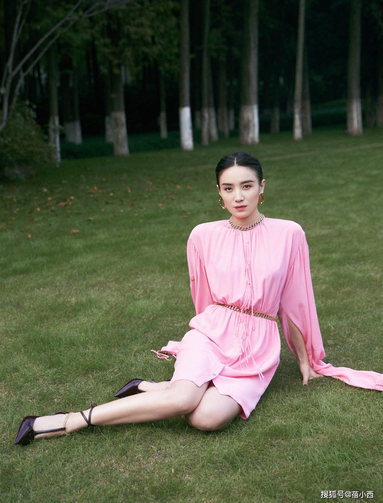 好身材|宋佳平常把好身材藏起来,这回穿西装内搭薄纱上衣,直接透出内衣