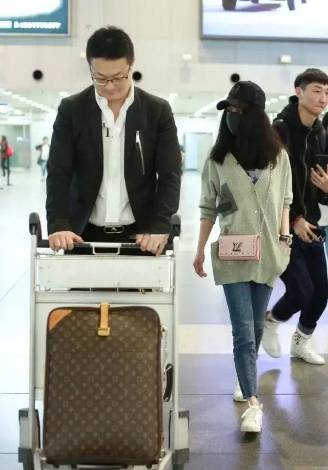 老公|姚笛真嫁对了，机场老公独自推行李，她只负责美