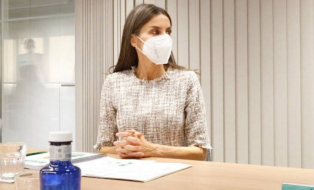 感觉|莱蒂齐亚王后太瘦了！穿小香风裙亮相确实美，手脚青筋暴起太明显