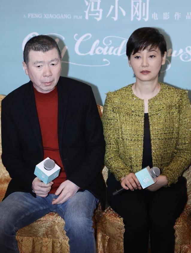 黑色|冯小刚携妻子出席活动，徐帆挽手臂小鸟依人，有种夫唱妇随的感觉