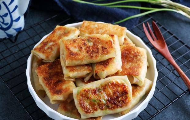 加入适量|饺子皮创意吃法，不包饺子拿去煎，金黄酥脆吃不够