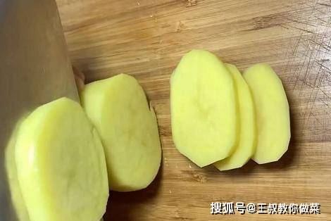 做法|土豆最好吃的做法，即营养又解馋，可以当早餐，还能当零食，真香