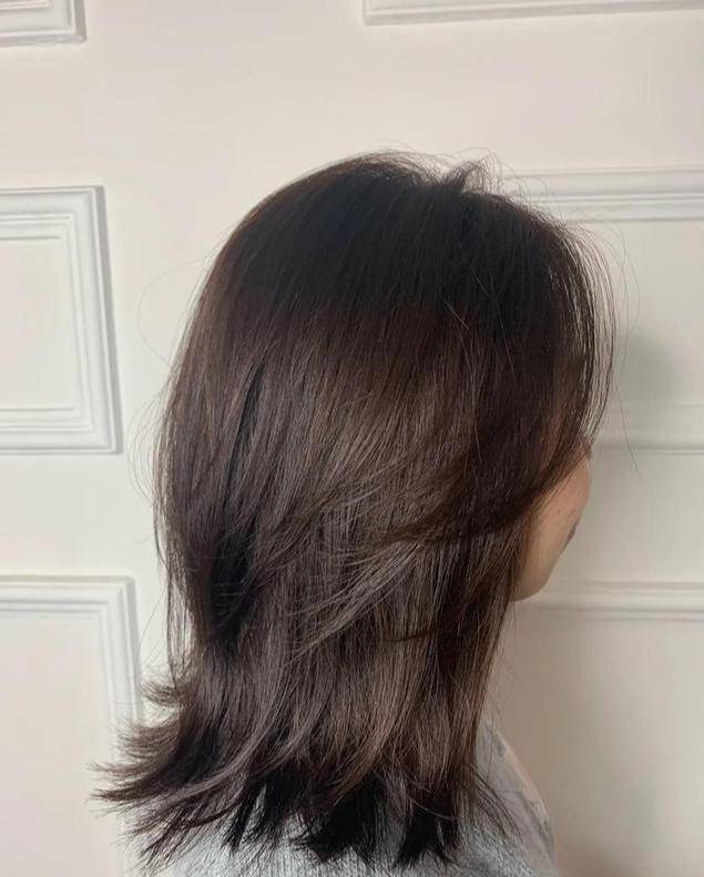 发型|换季也该换发色了，今天夏天流行巧克力色，显白不说还提升气质