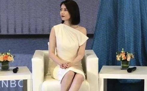 事业|高圆圆出席某活动，一身白色斜肩礼服简约时尚，气质优雅