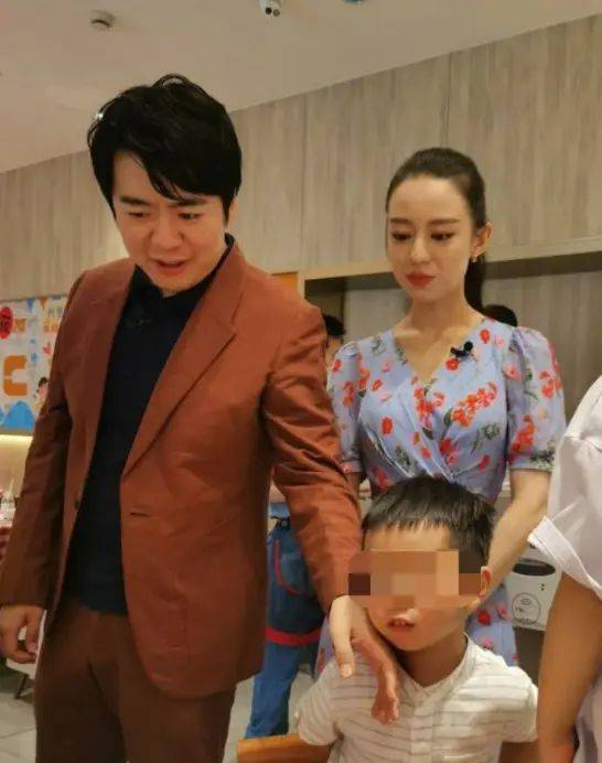 显得|郎朗老婆再怎么营销,路人镜头暴露真实肤色,脸黄又瘦反而不美!