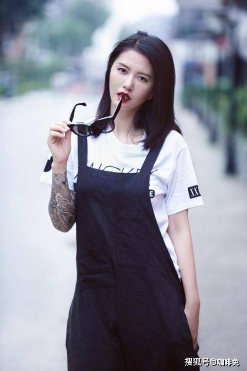 黑色|大花臂超级女声谭维维的时尚穿搭，简约又帅气高个子女生学起来