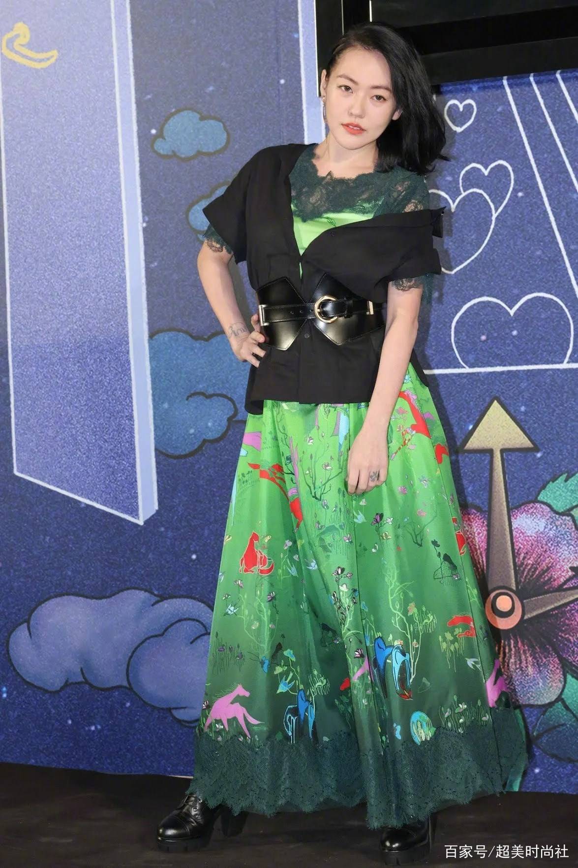 黑色|小S带婆婆看秀晒合照，衣服红配绿造型翻车，身材还被五五分