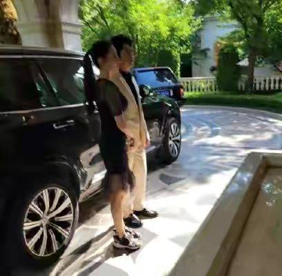 显得|郎朗老婆再怎么营销,路人镜头暴露真实肤色,脸黄又瘦反而不美!