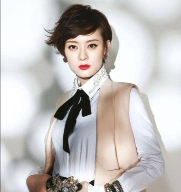 黑色|孙俪换新发型，齐刘海搭碎花裙演绎法式风，网友：太有女人味了？