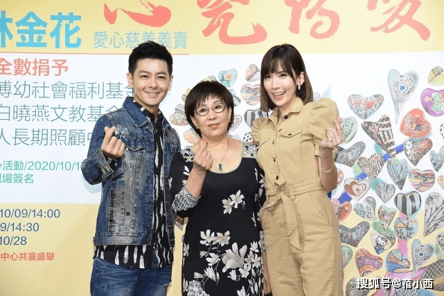 林志颖|陈若仪拍照把C位让给婆婆，穿工装连体裤甘愿站边上，照样有气场