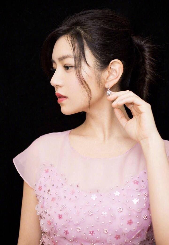 黑色|陈妍希拥有“圆脸”优势，穿红黑色背心连衣裙减龄时髦，优雅大气