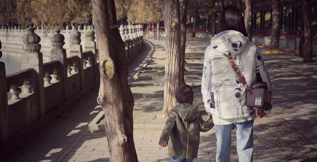 黄磊|黄磊后继有人，170女儿穿短装妈妈面前秀身材，15岁有妈妈同款腿