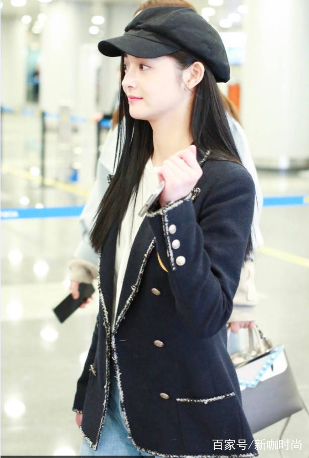 校服|周洁琼否认与王思聪同游后亮相机场，时尚校服配牛仔，被赞衣品好