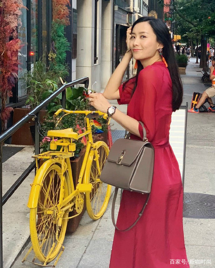 牛仔|37岁陈法拉晒美照，穿蓝色外套无惧素颜，幸福感全写在脸上