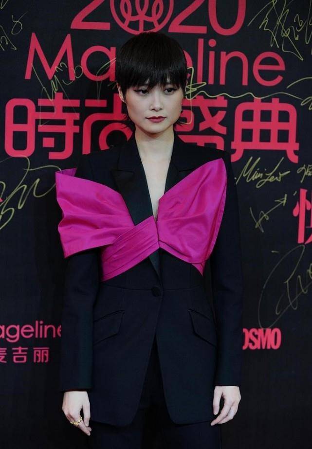 中性|李宇春都走起“少女路线”了，穿着粉色的纱裙，看着却不咋显嫩