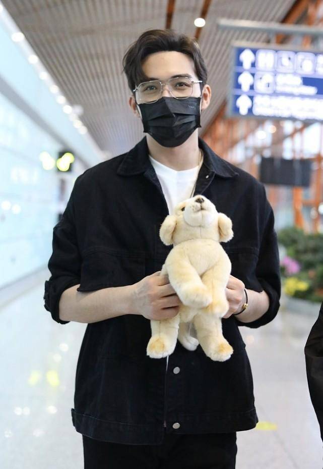 张彬彬|“秦放”张彬彬穿白T戴银链，发型清爽帅气，帅气潮男范儿绝了