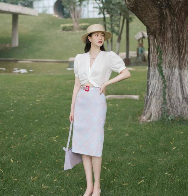 整体|今年火了一种穿法叫:上衣短了“大半截”,配半身裙,好洋气显高