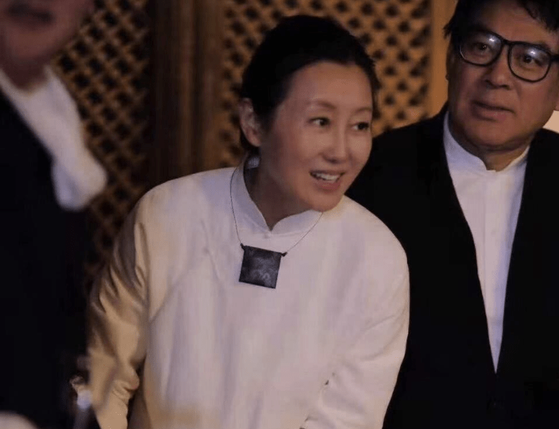 魅力|孙楠二婚老婆挺不在乎形象的，年龄刚过50岁，就爱穿素雅禅服
