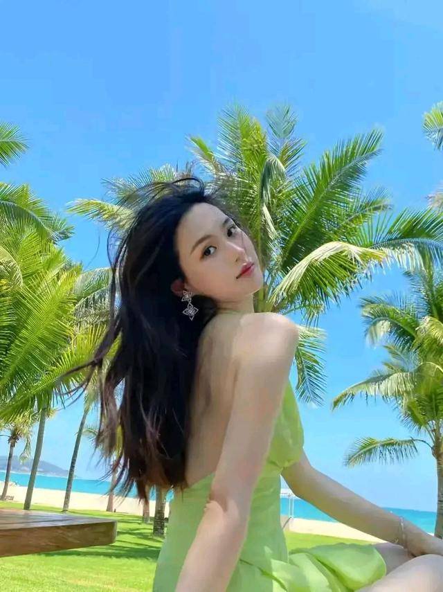 曲线|穿着绿色挂脖式连衣裙,露背裙秀魅力曲线,红唇长发迷人。