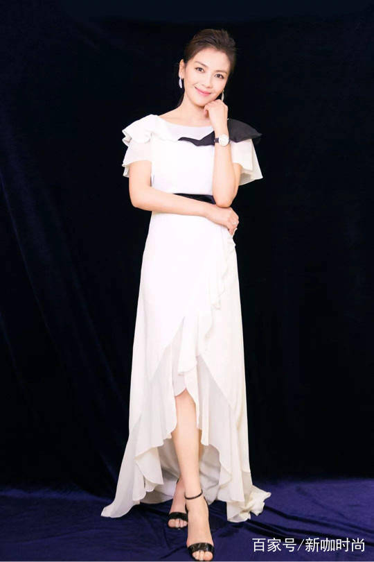 风韵|78年的刘涛，88年的景甜，同穿白色礼服，网友却说她输在气质上了
