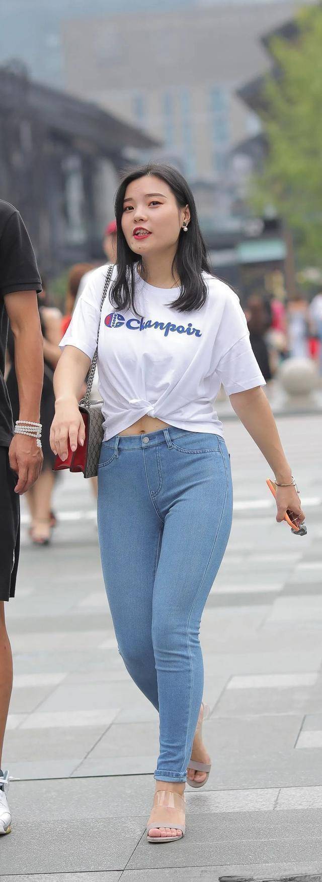 酷酷|三里屯的姑娘，穿搭简约，酷酷的穿搭也很好看