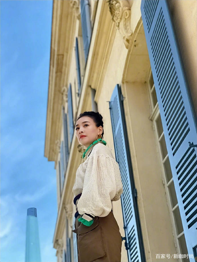 女神|49岁张庭晒美照，扎双马尾露甜美酒窝，与13年前一模一样？