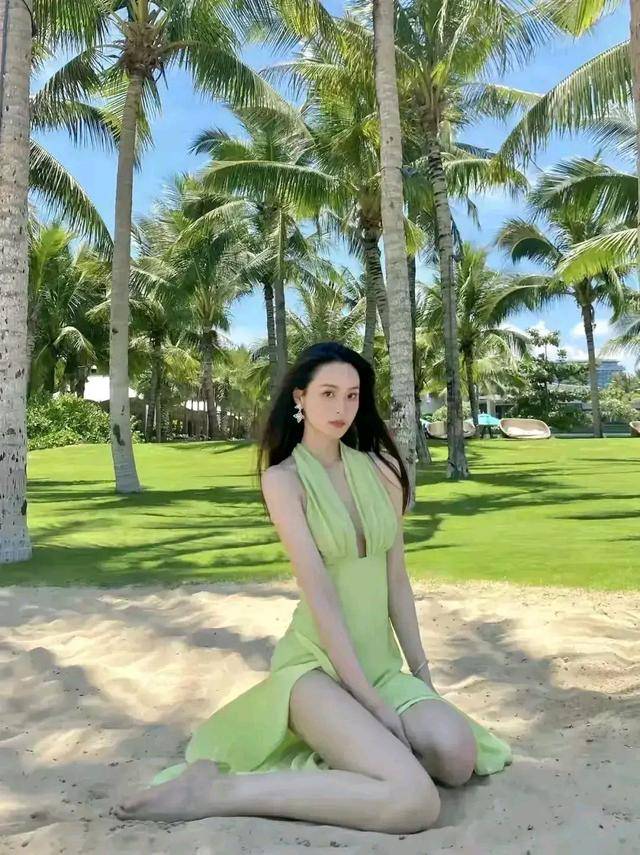曲线|穿着绿色挂脖式连衣裙,露背裙秀魅力曲线,红唇长发迷人。