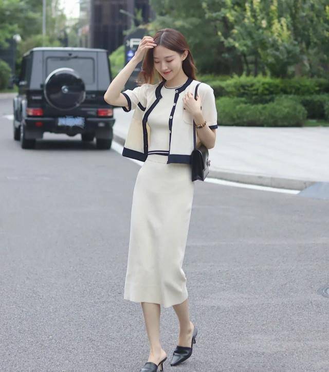 整体|今年火了一种穿法叫:上衣短了“大半截”,配半身裙,好洋气显高