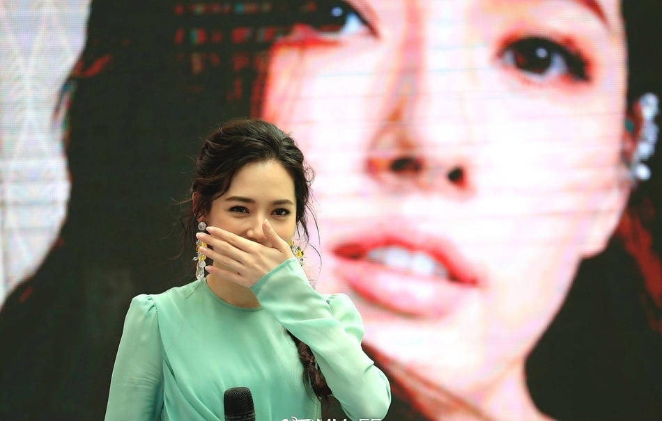 漂亮|郭碧婷定婚后美得真高调，鱼尾编发造型搭一袭薄荷绿连衣，美极了