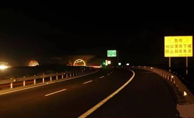 夜晚高速公路图片真实图片
