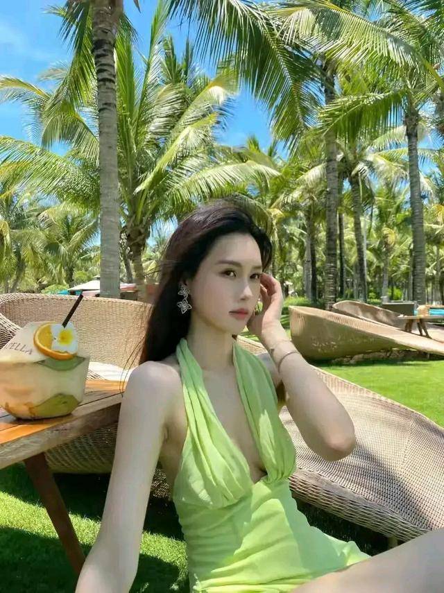 曲线|穿着绿色挂脖式连衣裙,露背裙秀魅力曲线,红唇长发迷人。