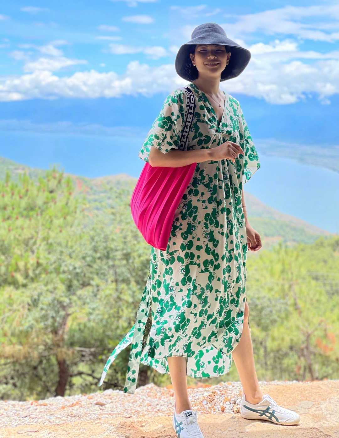 一身|吕燕真不愧是超模，穿一身孔雀毛连衣裙结合黑色渔网，气场全开